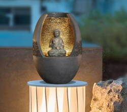 49cm Vandspil med lille Buddha siddende i kuppel med LED lys