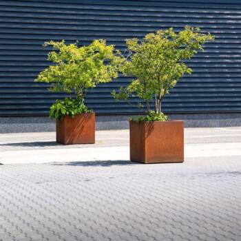 Firkantet krukke / plantekumme i corten stål med hjul - H.80cm