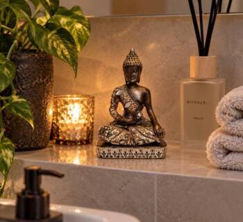 Lille Sand/Sølv Buddha På Sokkel