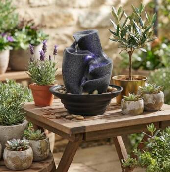 Lille vandspil i Terrazzo look med LED lys