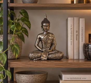 Siddende Thai Buddha i sølv resin - 29cm