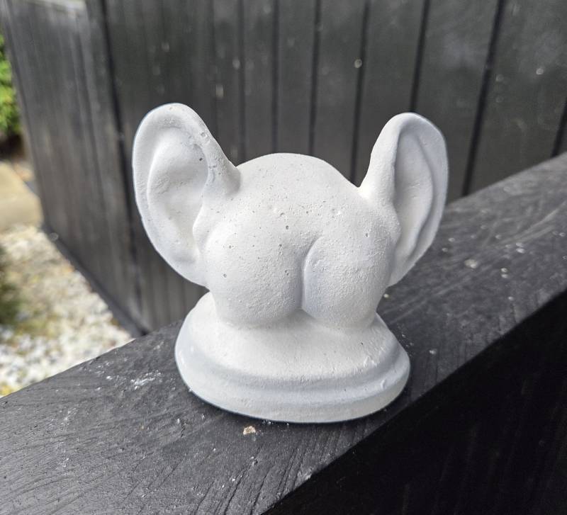 Lille Røv Med Ører Figur I Hvid Cement - Mini Skulptur H.11cm