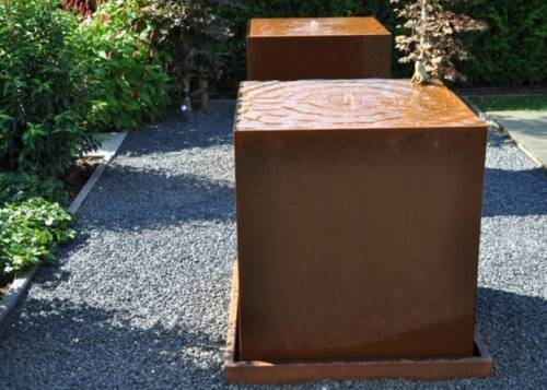 Kubisk Vandfontæne i corten stål med vandkar og LED lys