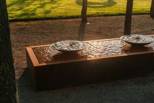 Store vandfontæner i cortenstål med vandskåle og led lys