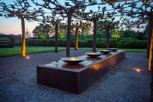 Store vandfontæner i cortenstål med vandskåle og led lys