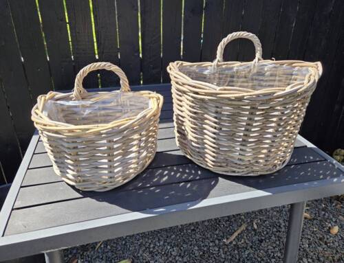 Vægampler I rattan med plastindsats til planter - SÆT