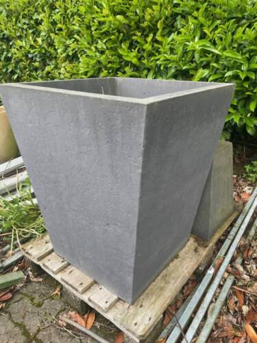 Stor firkantet konisk antracit/grå krukke i beton