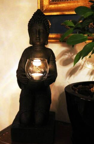 Knælende Buddha med lysglas