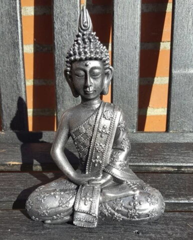 Sort/sølv siddende Buddha
