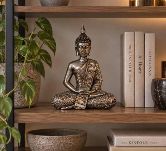 Siddende Thai Buddha i sølv resin - 29cm