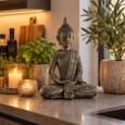 Sort/sølv siddende Buddha figur med klæde