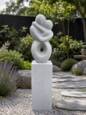 Soulmate havefigur med sokkel - 97cm - Grå Terrazzo