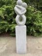 Soulmate haveskulptur med sokkel - grå terrazzo - 129cm
