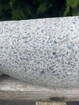 Swirl Abstrakt Havefigur i grå Terrazzo med tilhørende sokkel