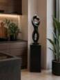 Dansende Par Havefigur i sort Terrazzo med sokkel - H.131cm