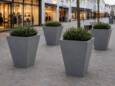 Stor firkantet konisk antracit/grå krukke i beton