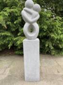 Soulmate haveskulptur med sokkel - grå terrazzo - 129cm