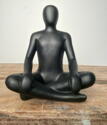Yoga Man Sitting - 4 farver i sandsten - 28cm