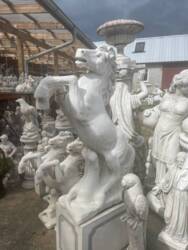 Hest i hvid beton - Stejlende hestefigur 130cm