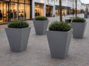 Stor firkantet konisk antracit/grå krukke i beton
